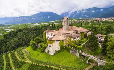 Pas 650 vitesh, familja italiane shet këtë kështjellë: Bukuria që ju pushton (Video/Foto)
