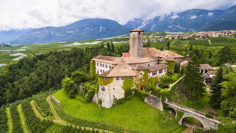 Pas 650 vitesh, familja italiane shet këtë kështjellë: Bukuria që ju pushton (Video/Foto)