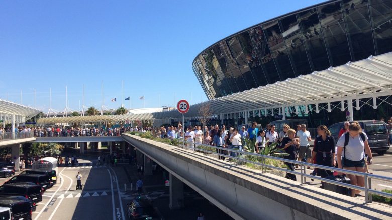 Alarm në aeroportin e Nice, evakuohen pasagjerët (Foto)