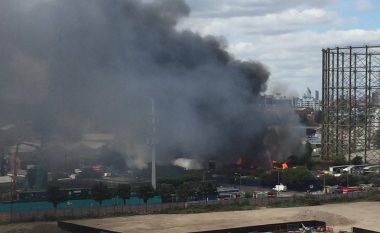 Zjarri i madh afër ‘O2 Arena’ në Londër (Foto/Video)