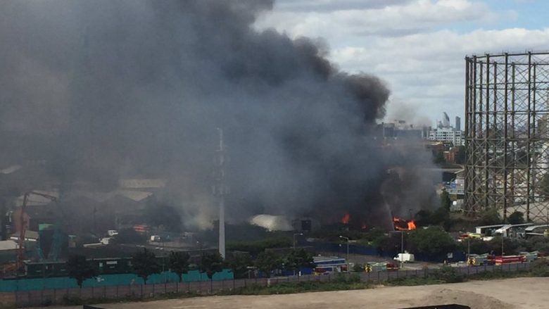 Zjarri i madh afër ‘O2 Arena’ në Londër (Foto/Video)