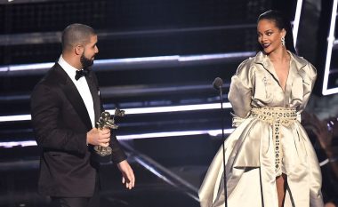 Drake zbulon se është i dashuruar në Rihannan