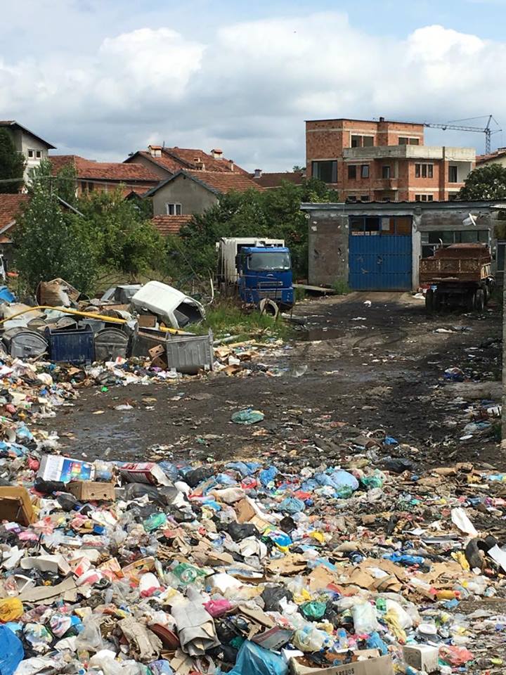 Deponia e mbeturinave në qendër të Pejës qe po mundon banoret me kundermim te rende foto 2