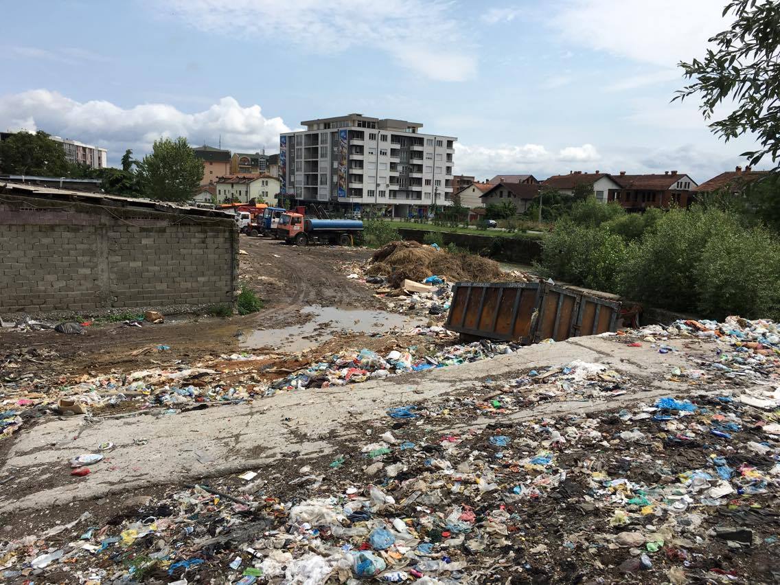 Deponia e mbeturinave në qendër të Pejës qe po mundon banoret me kundermim te rende foto 3