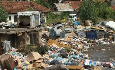 Deponia e mbeturinave në qendër të Pejës, që po mundon banorët me kundërmim të rëndë (Foto)
