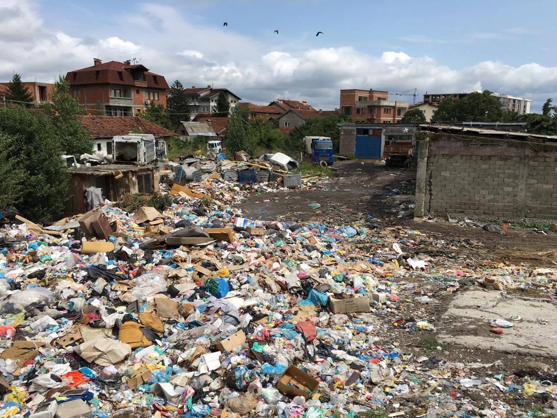 Deponia e mbeturinave në qendër të Pejës qe po mundon banoret me kundermim te rende foto 4