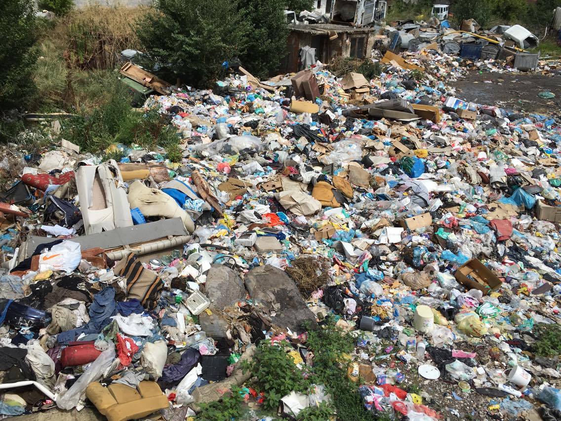 Deponia e mbeturinave në qendër të Pejës qe po mundon banoret me kundermim te rende foto 5