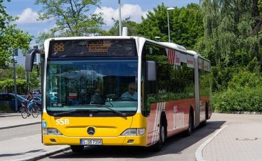 Ndalohet e më pas gjuhet me gurë autobusi në Shkup, ka të lënduar (Foto)