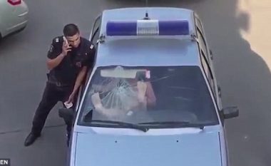 E arrestuara theu me këmbë, xhamin e përparmë të makinës së Policisë (Video)