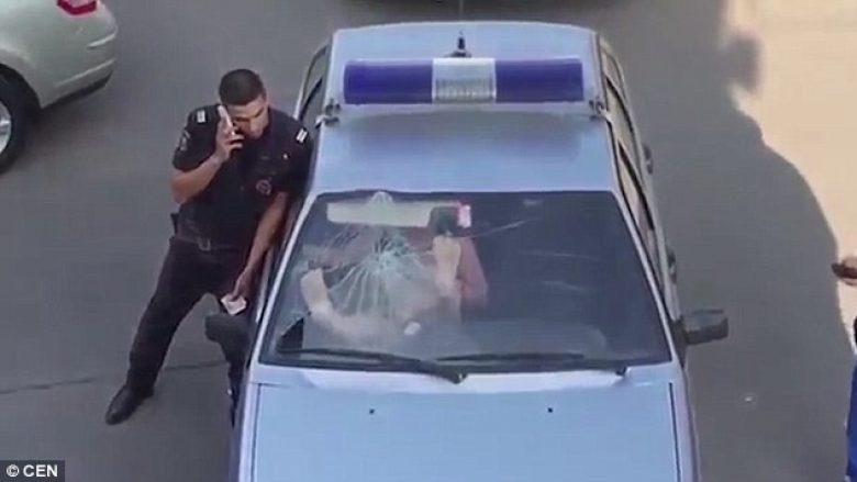 E arrestuara theu me këmbë, xhamin e përparmë të makinës së Policisë (Video)