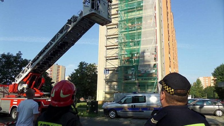 E dehura u ngjit në katin e 11-të dhe fjeti në skele (Foto)