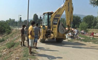 Rrënohen shtëpitë e improvizuara të romëve buzë lumit Vardar
