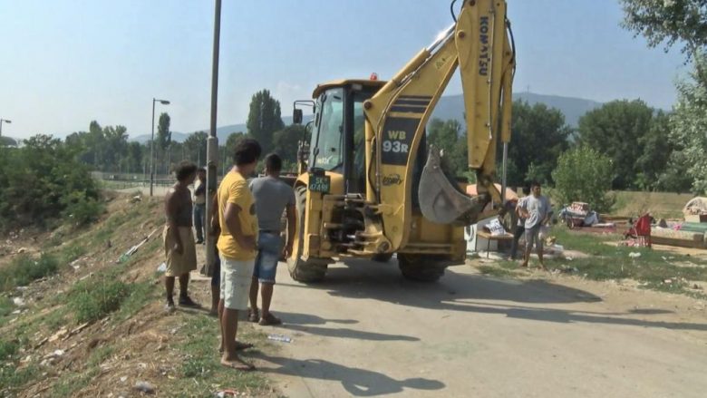 Rrënohen shtëpitë e improvizuara të romëve buzë lumit Vardar