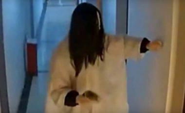 ‘Fantazma’ bizare që ia zhytë një gruaje derën me urinë dhe nevojë (Video)
