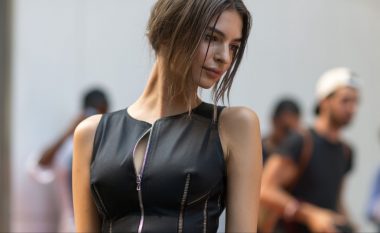 Emily Ratajkowski nuk i ndal provokimet, ekspozon gjoksin (Foto)