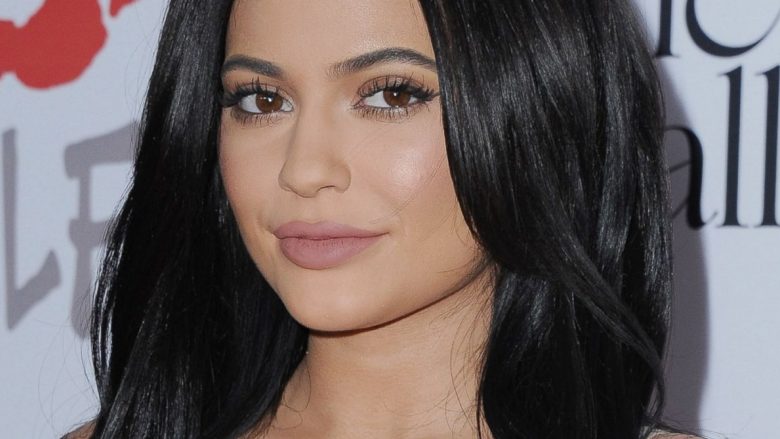 Kylie Jenner zbulon tatuazhin në të pasmet e saj bombastike (Foto)