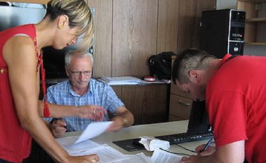 Në Gostivar nënshkruhen 17 marrëveshje për vetëpunësim të personave me handikap