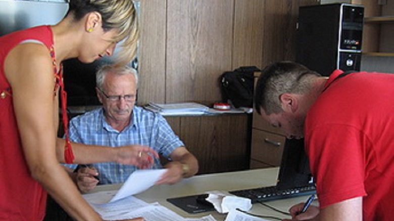 Në Gostivar nënshkruhen 17 marrëveshje për vetëpunësim të personave me handikap