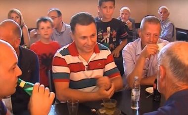 Voglushi ia bën ”diss” Gruevskit, e pret me flamurin kuq e zi (Foto/Video)