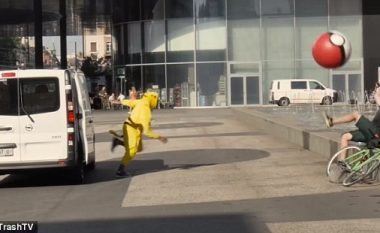 “Hakmarrja Pokemon”, sulmon keq lojtarët në rrugë! Video)
