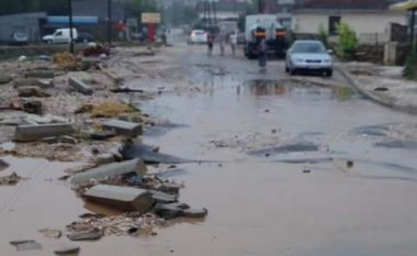 Banorët e Shkupit rrëfejnë tmerrin që e panë mbrëmë gjatë vërshimeve (Video)