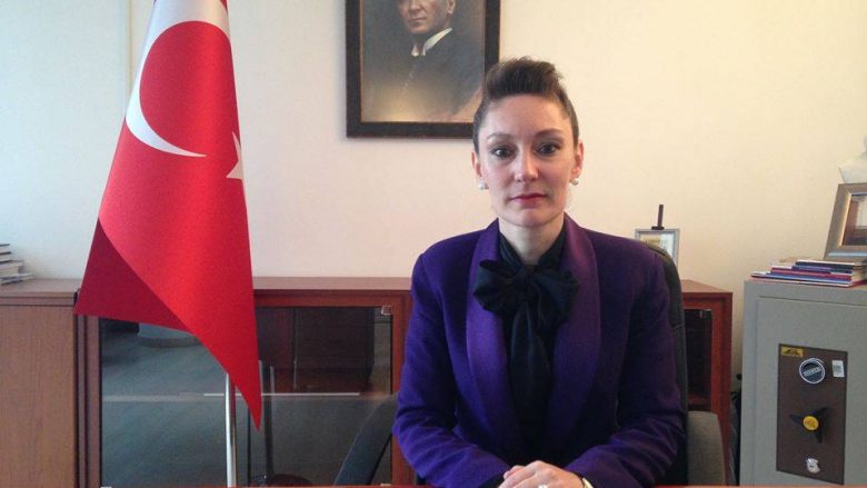 Ambasadorja turke dënon sulmin ndaj Kuvendit të Kosovës