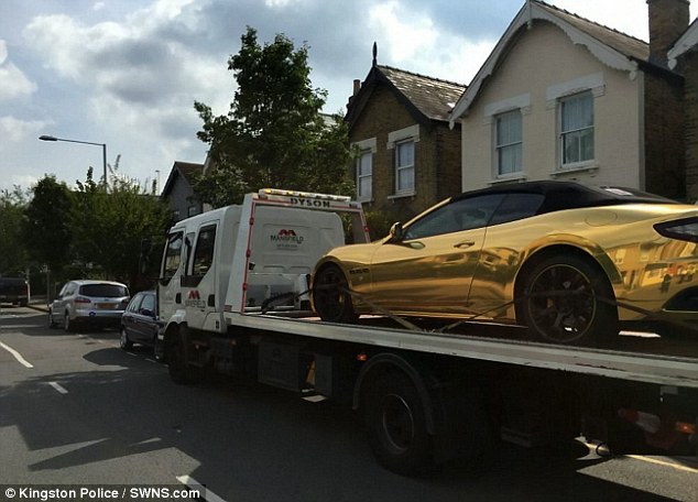 Ka Maserati ngjyrë ari por pa e paguar sigurimin nuk ben te vozise foto 2