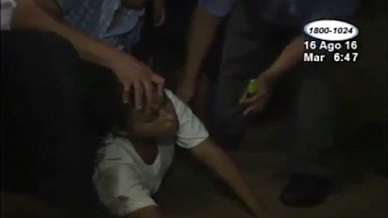 Kanali televiziv transmeton ekzorcizmin që “shpëton” gruan e “pushtuar”: Në Nikaragua, një “shejtan” po “kërcen” nga një trup te tjetri! (Video)