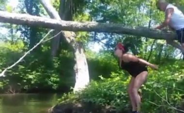 Kapja për trungun mbi lumë, doli të jetë ide e keqe (Video)