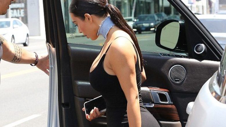 Kim Kardashin pyet: A nuk duket beli im i hollë me photoshop? (Foto)