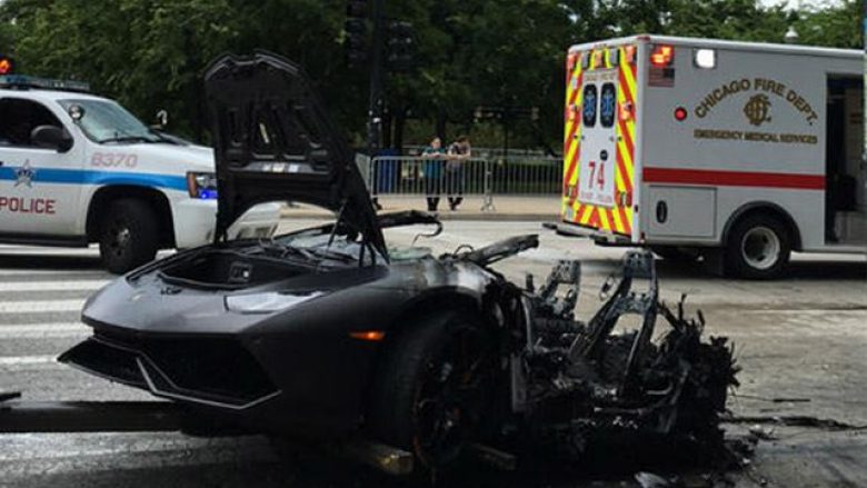 Lamborghini përplaset dhe ndahet përgjysmë, shoferi shpëtohet pak para eksplodimit (Video)