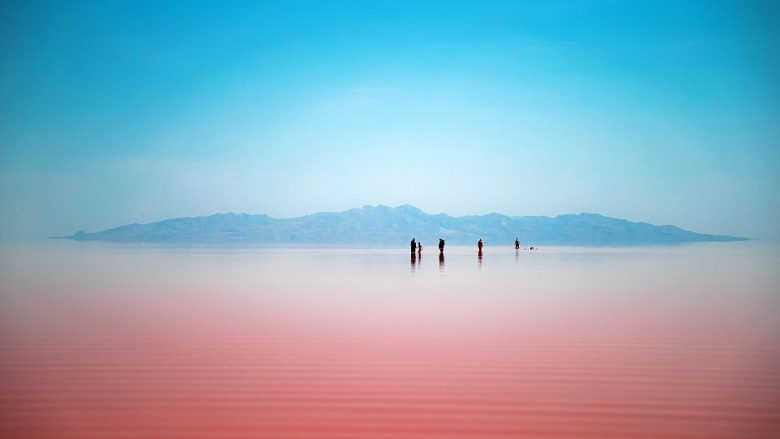 Liqeni me ujë të njelmët, brenda natës merr ngjyrën e kuqe (Foto)