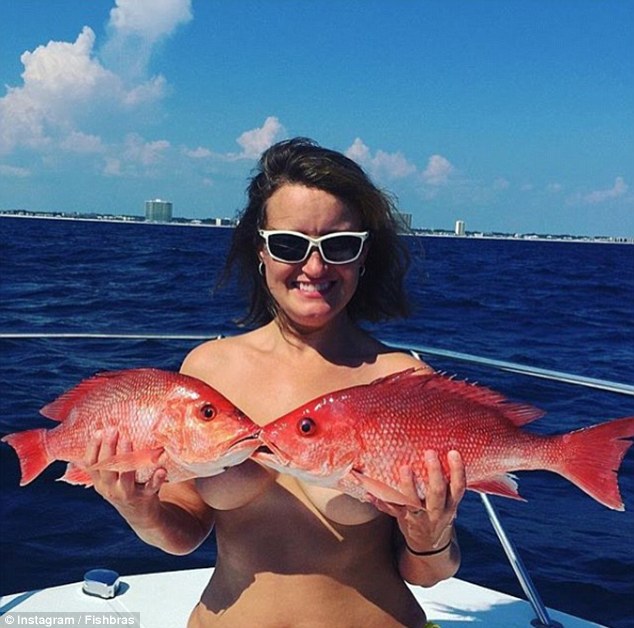 Mbulimi i gjoksit me peshq eshte trendi i fundit i selfive ne Instagram foto 12