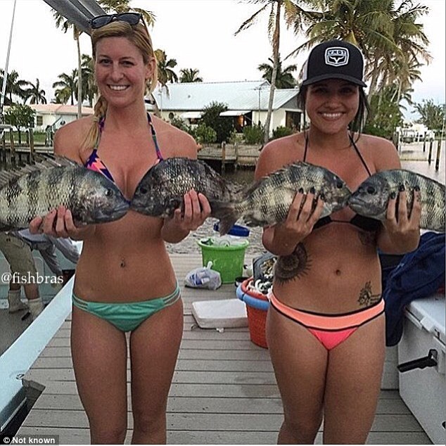 Mbulimi i gjoksit me peshq eshte trendi i fundit i selfive ne Instagram foto 13