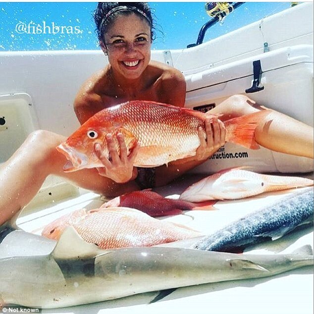 Mbulimi i gjoksit me peshq eshte trendi i fundit i selfive ne Instagram foto 15