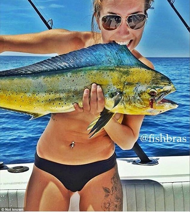 Mbulimi i gjoksit me peshq eshte trendi i fundit i selfive ne Instagram foto 3