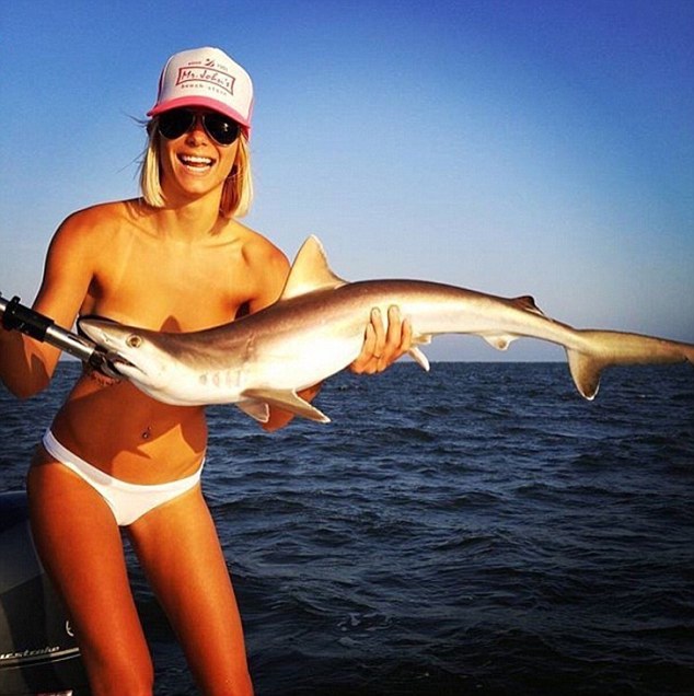Mbulimi i gjoksit me peshq eshte trendi i fundit i selfive ne Instagram foto 5