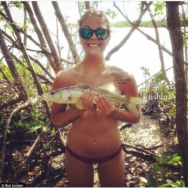 Mbulimi i gjoksit me peshq eshte trendi i fundit i selfive ne Instagram foto 6