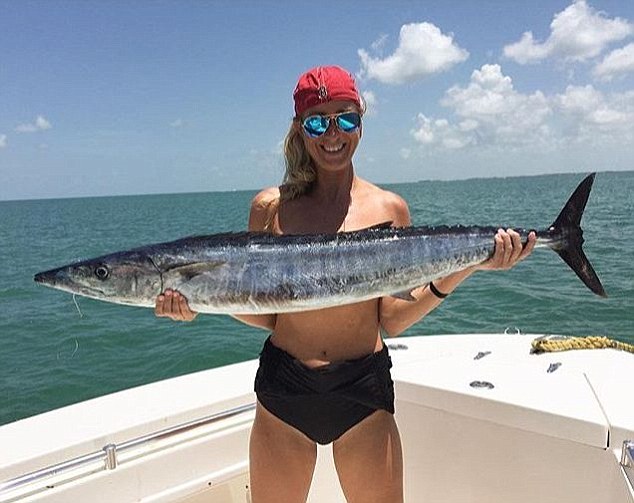 Mbulimi i gjoksit me peshq eshte trendi i fundit i selfive ne Instagram foto 7