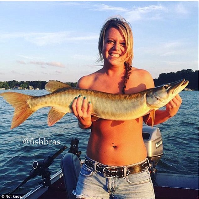 Mbulimi i gjoksit me peshq eshte trendi i fundit i selfive ne Instagram foto 8
