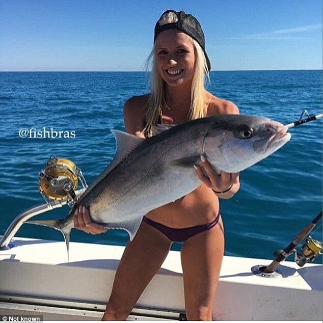 Mbulimi i gjoksit me peshq eshte trendi i fundit i selfive ne Instagram foto 9