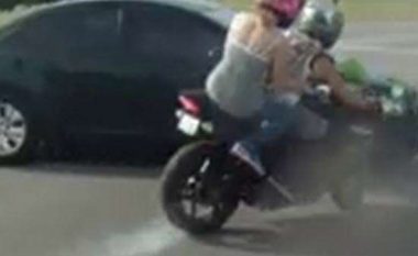 Momenti i tmerrshëm kur femrës në motoçikletë i thyhet këmba (Video, +18)