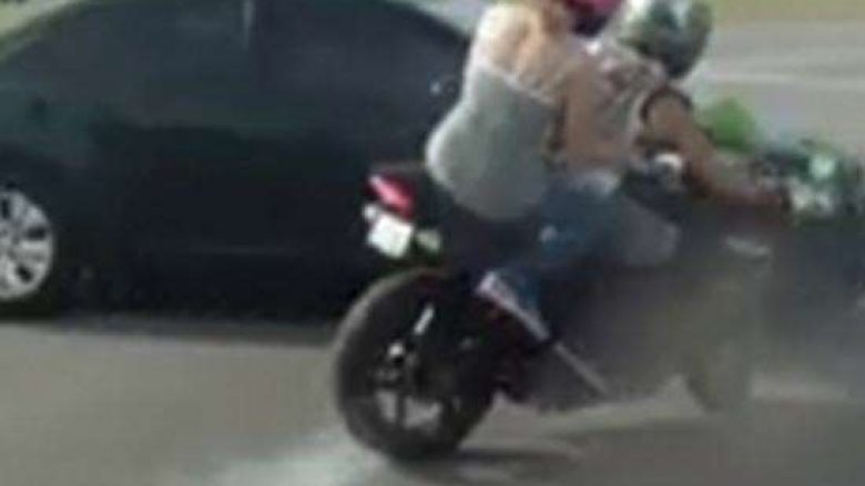Momenti i tmerrshëm kur femrës në motoçikletë i thyhet këmba (Video, +18)