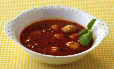 Paragjellë ideale verore: Çorba më e shpejtë dhe më e shijshme me toptha!