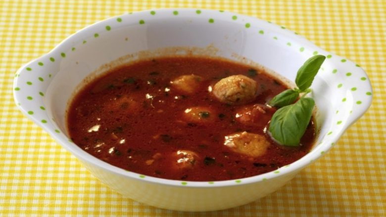 Paragjellë ideale verore: Çorba më e shpejtë dhe më e shijshme me toptha!