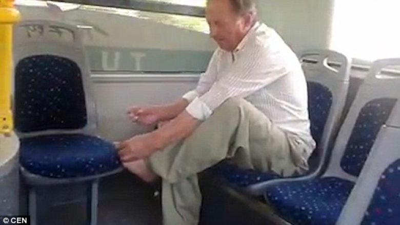 Pasagjeri i paturpshëm, priste thonjtë në autobus (Video)