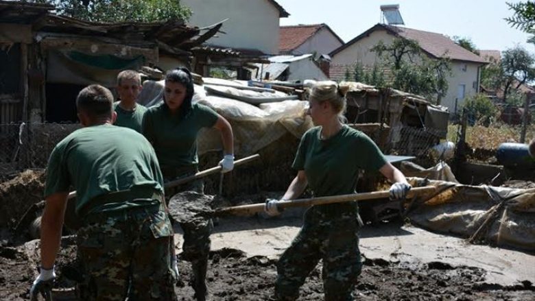 Edhe KFOR i bashkangjitet ARM-së për të pastruar vendet e vërshuara (Foto)