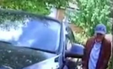 Pensionisti gërvishtë me çelës një pjesë të veturës së parkuar (Video)