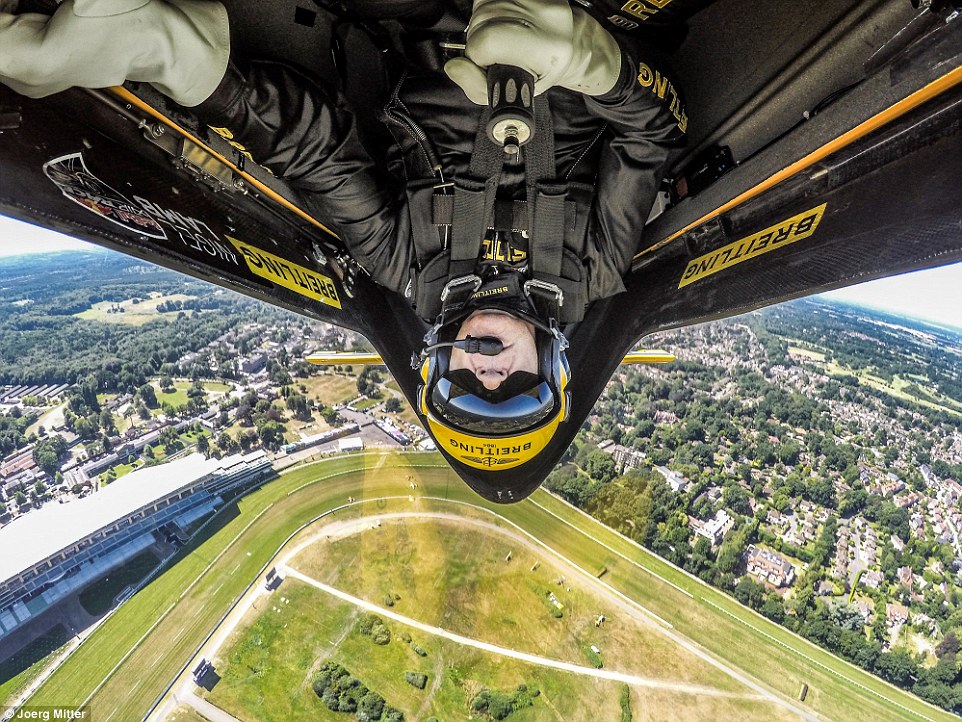 Piloti akrobatik fotografohet derisa po lëvizte me kokë poshtë foto 2