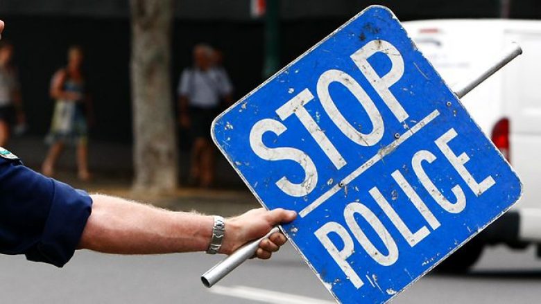 Polici ndalon shoferen pa arsye, për t’i bërë një befasi të këndshme (Video)